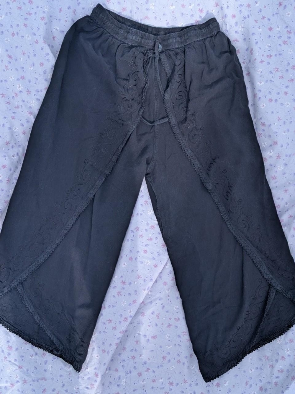 Black Women's  Embroidered Wide-Leg Pants